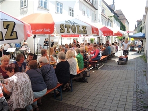 Tafeljubiläum 025 Festgarnituren bei Sonnenschein