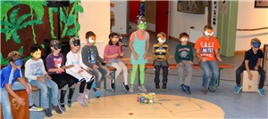 Caritas Sommer Hegenberg 000 Kinder sitzen im Kreis und tragen Masken