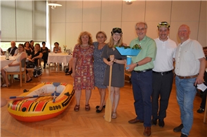 Caritas Verabschiedung Belser 12 Schlauchboot 00 eine Gruppe Menschen mit einem Schlauchboot