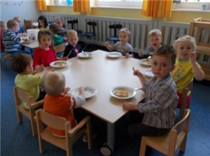 Familienzentrum St. Max Kolbe Kinder essen Caritas Braunschweig