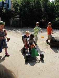 Familienzentrum St. Nikolaus Kinder spielen draußen Caritas Braunschweig
