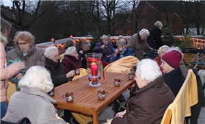 Bewohner Caritas-Haus Birgitta wärmen sich mit Glühwein