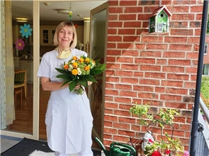 Ellen Burmester mit Blumenstrauß