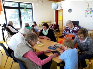 Bewohner des Seniorenzentrum St. Josef in Hallenberg besuchen Familienzentrum Maria Königin