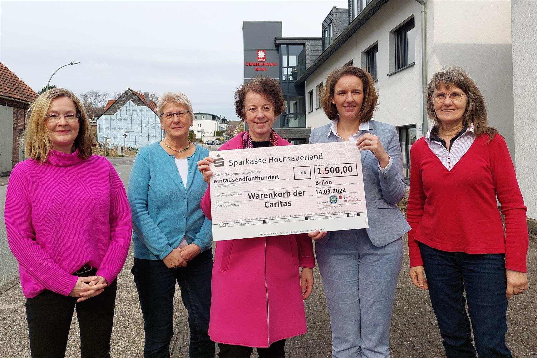 Inner Wheel Club und Sparkasse Hochsauerland spenden 1.500 Euro an den Warenkorb