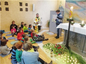 St. Andreas Kinder besuchen die St. Engelbert-Kapelle