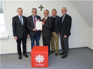 Foto v. l: Meinolf Flottmeier (CariPro), Heinz-Georg Eirund (Vorstand Caritasverband Brilon) sowie Klaus Tintelott, Ferdi Lenze und Günter Müller vom CKEH.