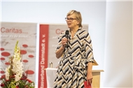 Eva Maria Welskop-Deffaa, Präsidentin des Deutschen Caritasverbandes, spricht auf einer Bühne