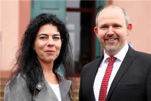 Caritsdirektorin Stefanie Rhein und Caritasdirektor Ansgar Funcke für den Caritasverband Darmstadt e. V. (Foto: Caritasverband Darmstadt e. V. / Andreas Kelm) Portraitfoto der beiden Vorstandsmitglieder
