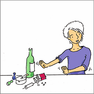 Frau sitzt vor Alkohol, Spielfiguren, Zigaretten, Drogen und Tabletten und zeigt eine abweisende Haltung