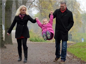 Eltern gehen mit Kind spazieren; Foto von DCV/ Margit Wild Eltern gehen mit Kind spazieren