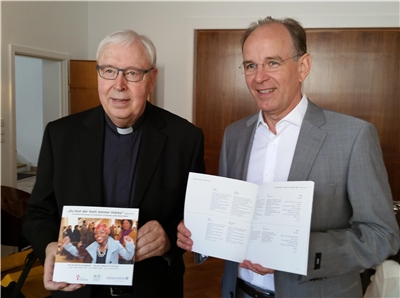 Bischof Trelle und  Landesbischof Meister stellen das mehrsprachige Andachtsbuch vor