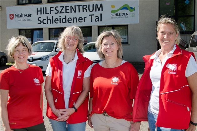 Die vier Kolleginnen der Fluthilfe Team Caritas vor dem Hilfszentrum Schleidener Tal in Gemünd