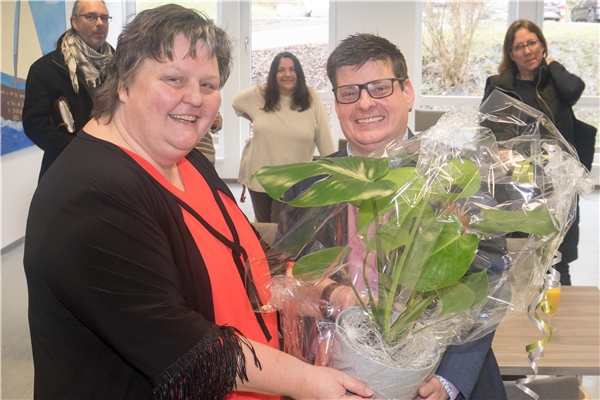 Vorstand Ute Stolz (links) begrüßt Ihren neuen Kollegen Oliver Krings zu dessen Start am 01. März 2024 mit einer Pflanze