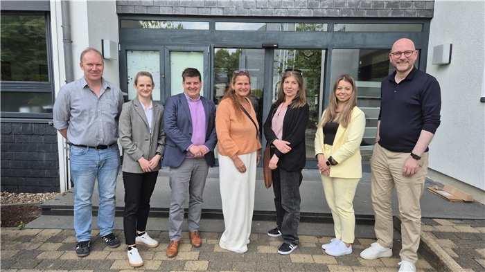 Migrationshilfe Roetgen - Pressetermin Gruppenfoto vor dem Rathaus : Zum gemeinsamen Pressetermin erschienen die abgebildeten Partner v.l.n.r.: Christof Puchner (Caritas-Mitarbeiter Migrationshilfe), Lena Winter (stellv. Fachbereichsleitung Soziale Arbeit, Caritas), Oliver Krings (Vorstand Caritas), Alexandra Budde-Karner (Flüchtlingsrat), Monika von Bernuth (Flüchtlingsrat), Jana Förster (Fachbereichsleitung Soziales, Gemeinde Roetgen), Jorma Klauss (Bürgermeister Roetgen).