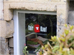 Schaufenster mit dem Logo von fairKauf