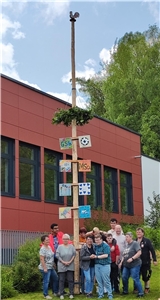 Das Maibaumaufstellen am Förderzentrum für Geistige Entwicklung in der Freyunger Ludwig-Penzkofer-Straße. (c) Grimsmann | Caritas FRG.