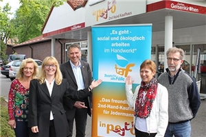 Geschäftsführung und Mitarbeiter zusammen mit einer Vertreterin der Stadt Gelsenkirchen vor dem Sozialkaufhaus 'in petto'.