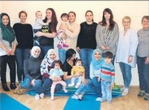 Kleine Knirpse werden groß Mütter mit ihren Kindern stehen und sitzen als Gruppe zusammen