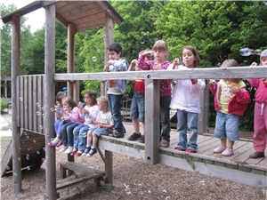 Kinder der Kita St. Bernadette auf einem Kletterhaus