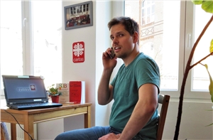 Philipp Vorwergk aus der Integrationsberatung hat im Home-Office Antworten auf dringende Fragen