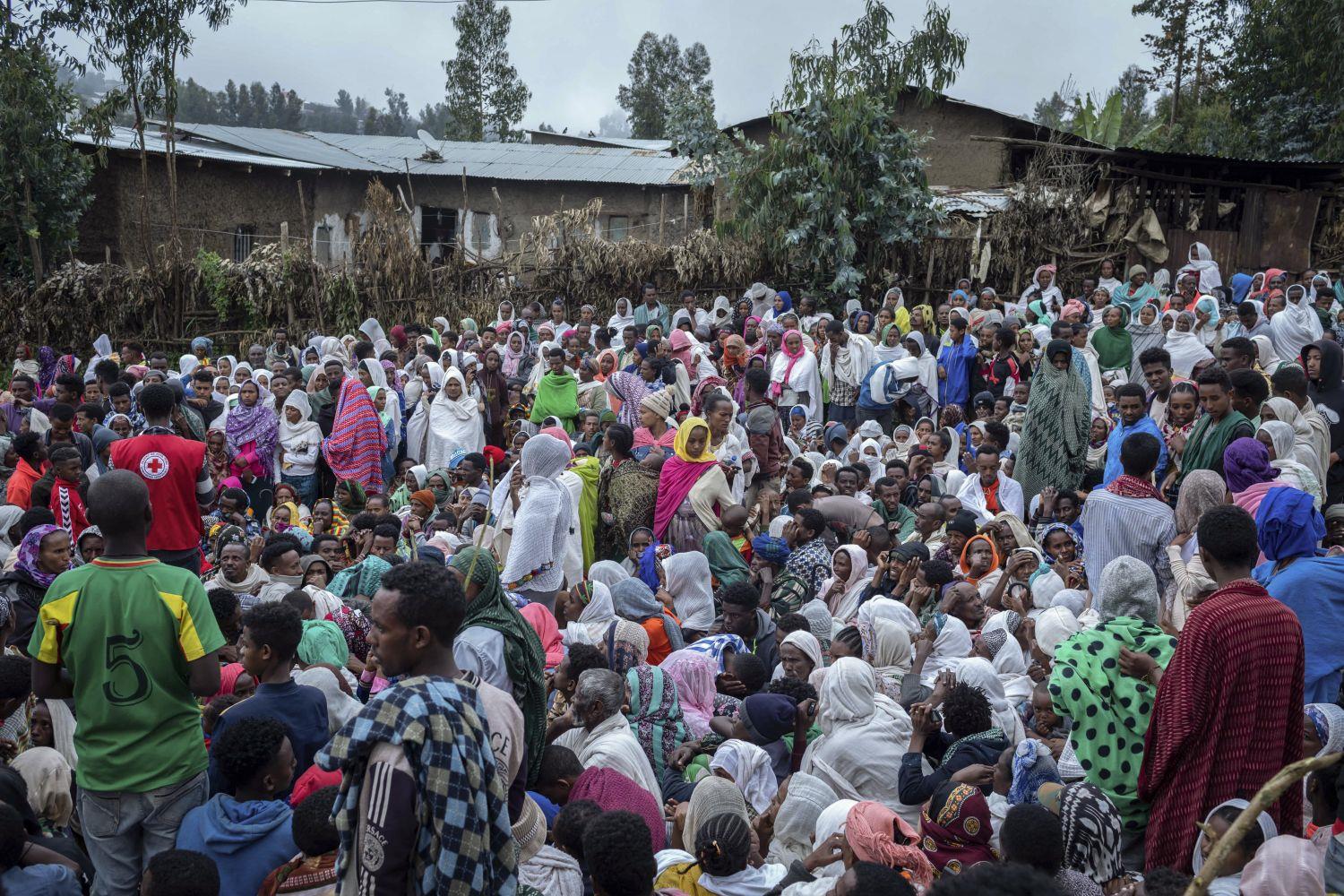 Kriegsflüchtlinge aus der Region Amhara in Äthiopien warten auf Lebensmittel