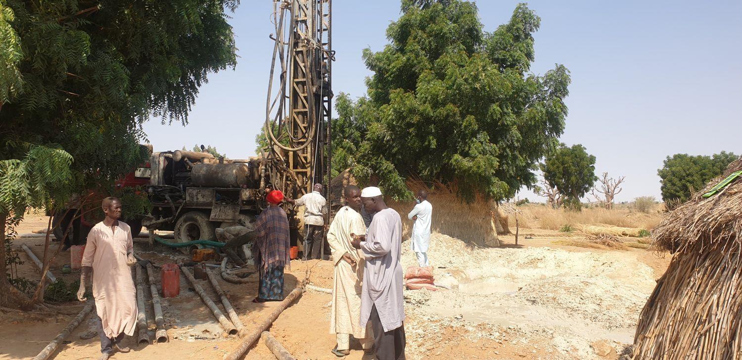 Bulama Ali überwacht und unterstützt den Bau einer Wasseranlage in seiner Gemeinde im Nordosten Nigerias. Aufgrund des Terrors von Boko Haram erhielten die Menschen jahrelang keine Unterstützung.