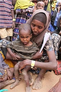 Frau mit Kleinkind in Somalia