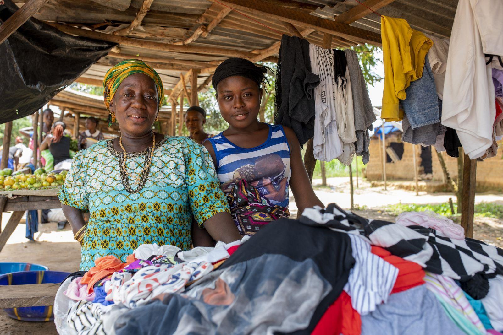 Zwei Frauen hinter einem Kleidermarktstand