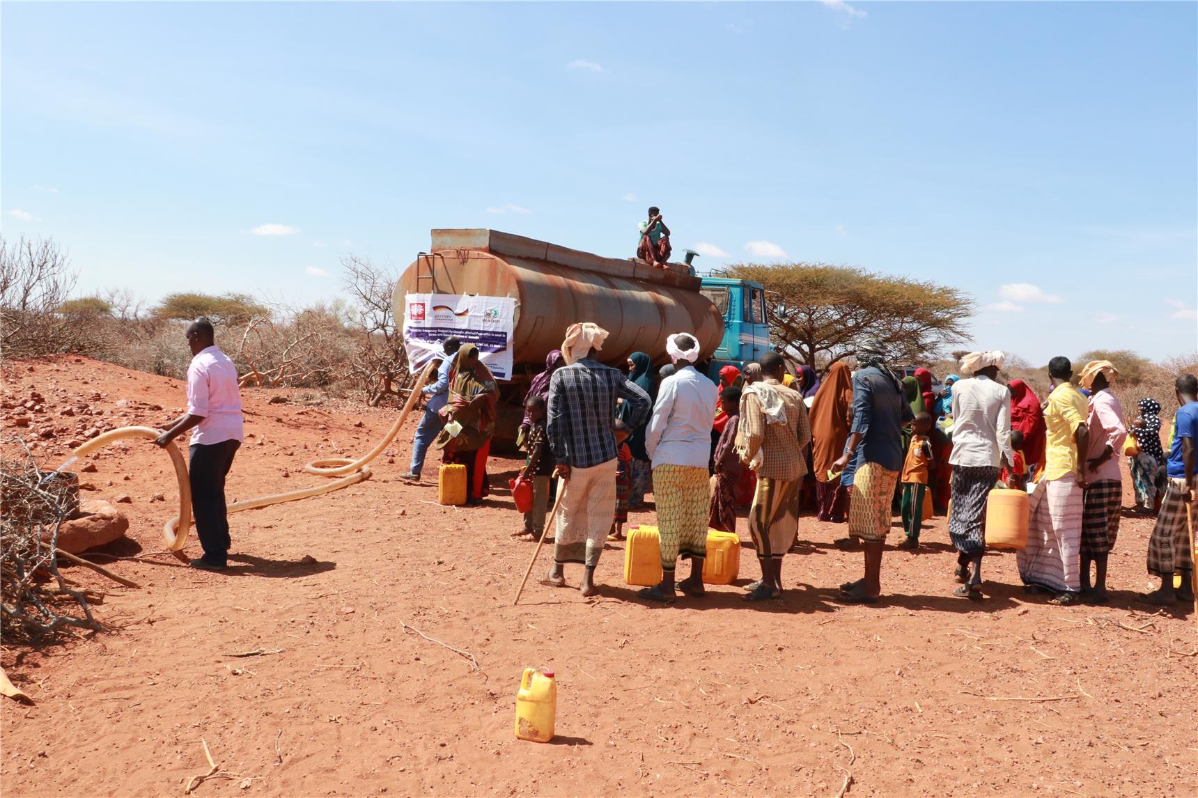 Die Themen der Klimakonferenz sind akut: in Somalia sorgt die Dürre für Wasserknappheit, sodass Menschen mit Wassertrucks versorgt werden müssen.