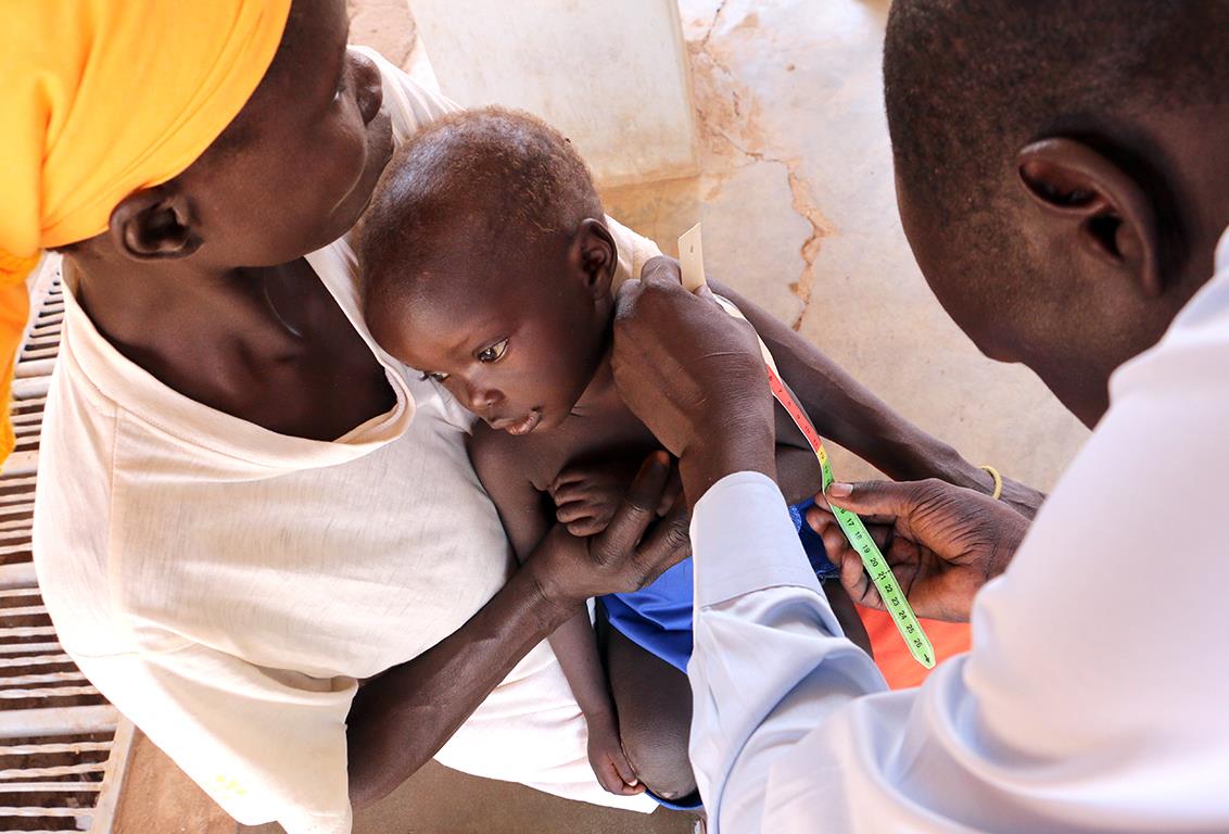 Kind mit Mutter beim Arzt im Südsudan