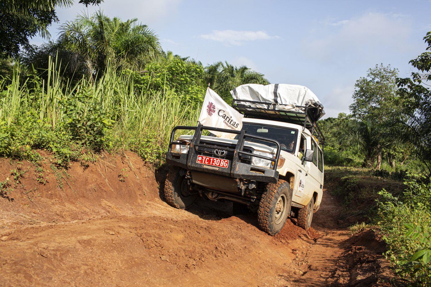 Der Jeep der mobilen Klinik auf einer unbefestigten Straße