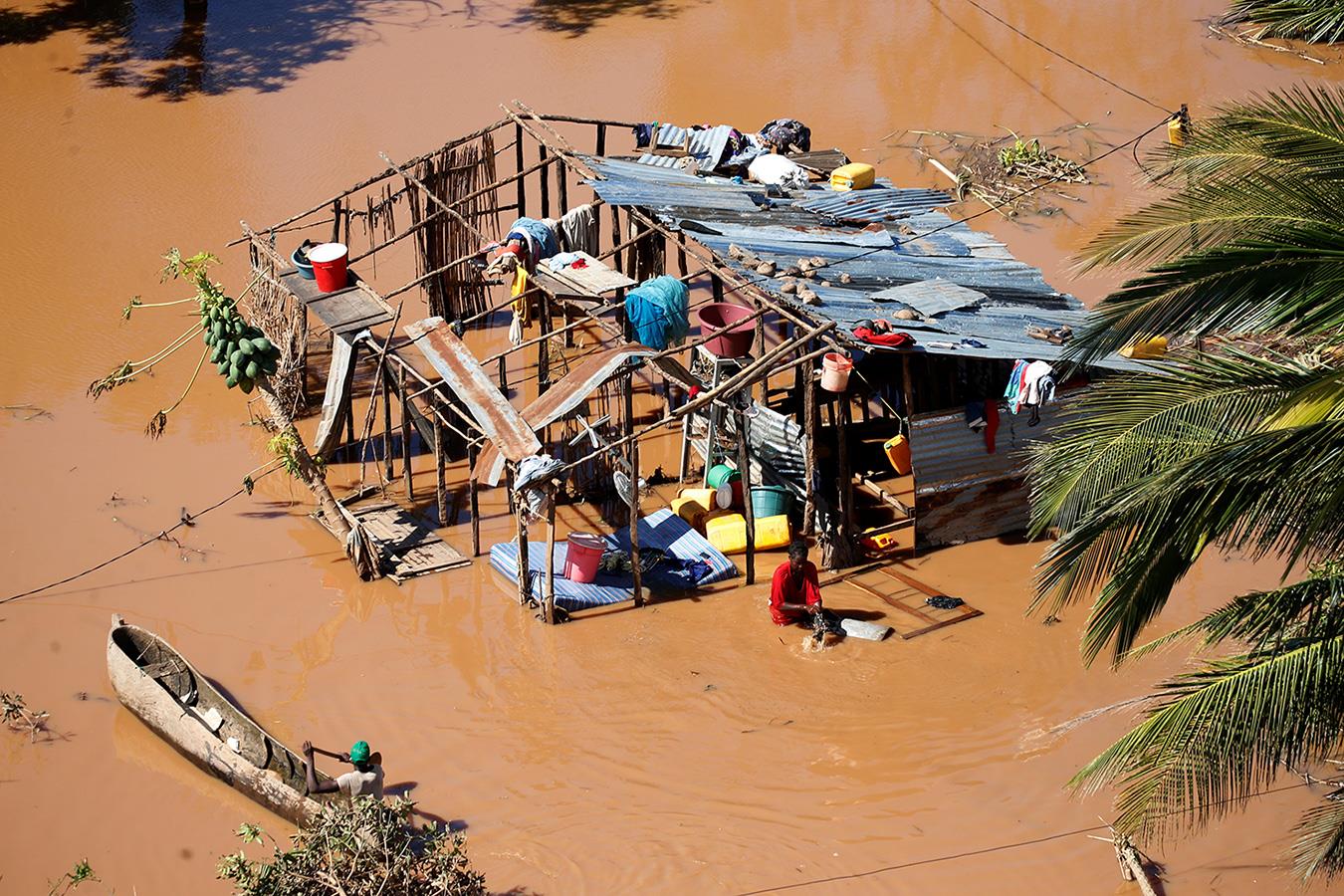 Zerstörtes und überflutetes Haus in Mosambik
