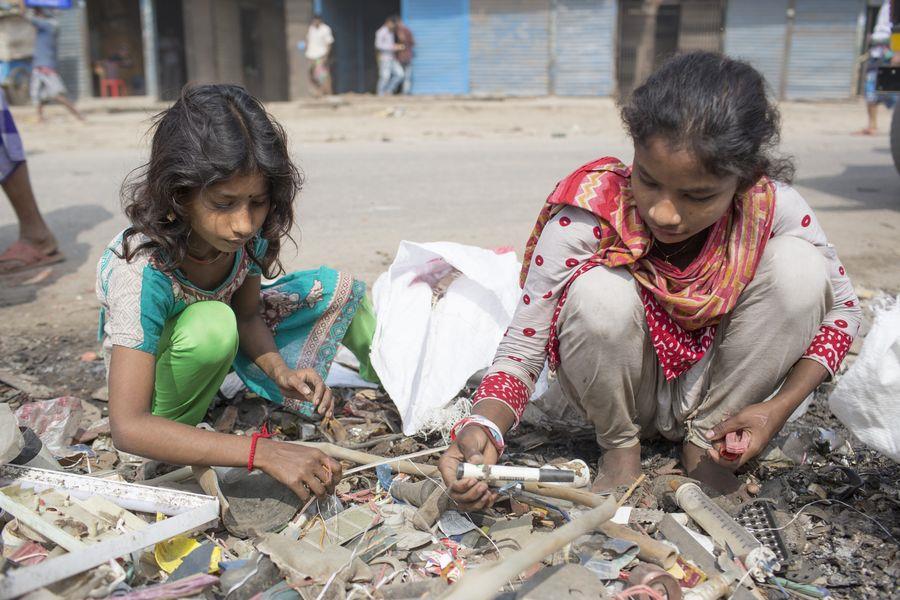 Zwei Mädchen sortieren Müll