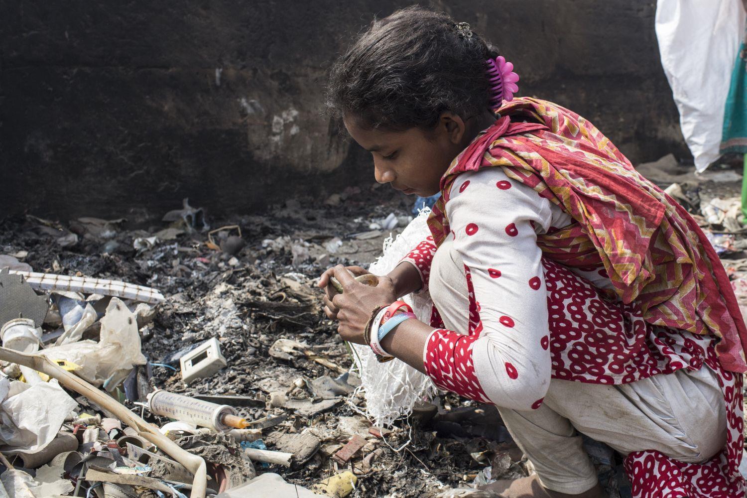 Mädchen beim Müllsammeln in Bangladeschs Hauptstadt Dhaka