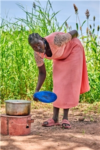 Frau mit Energiesparofen im Südsudan