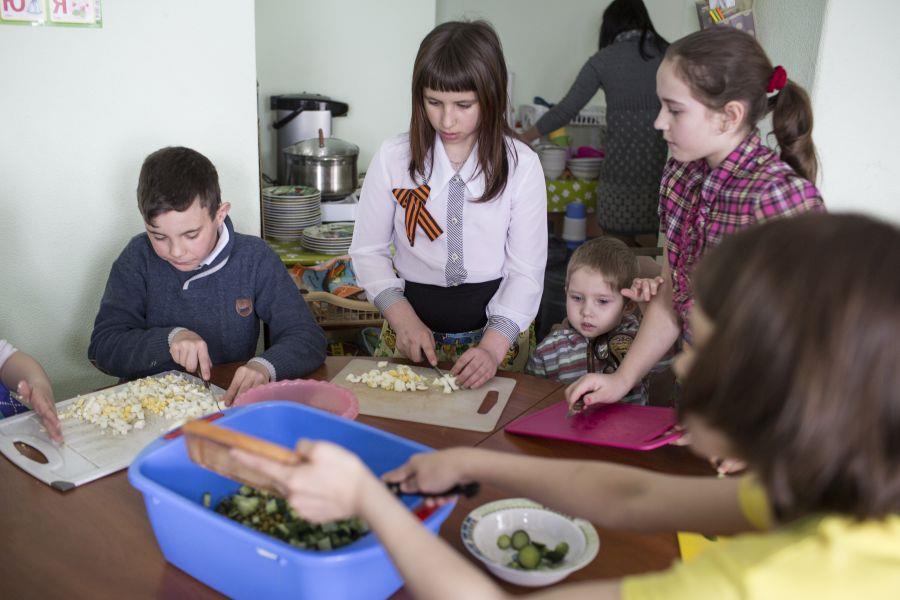 Die Kinder aus dem Hotel Achtuba in Woljski bereiten gemeinsam das Essen vor.
