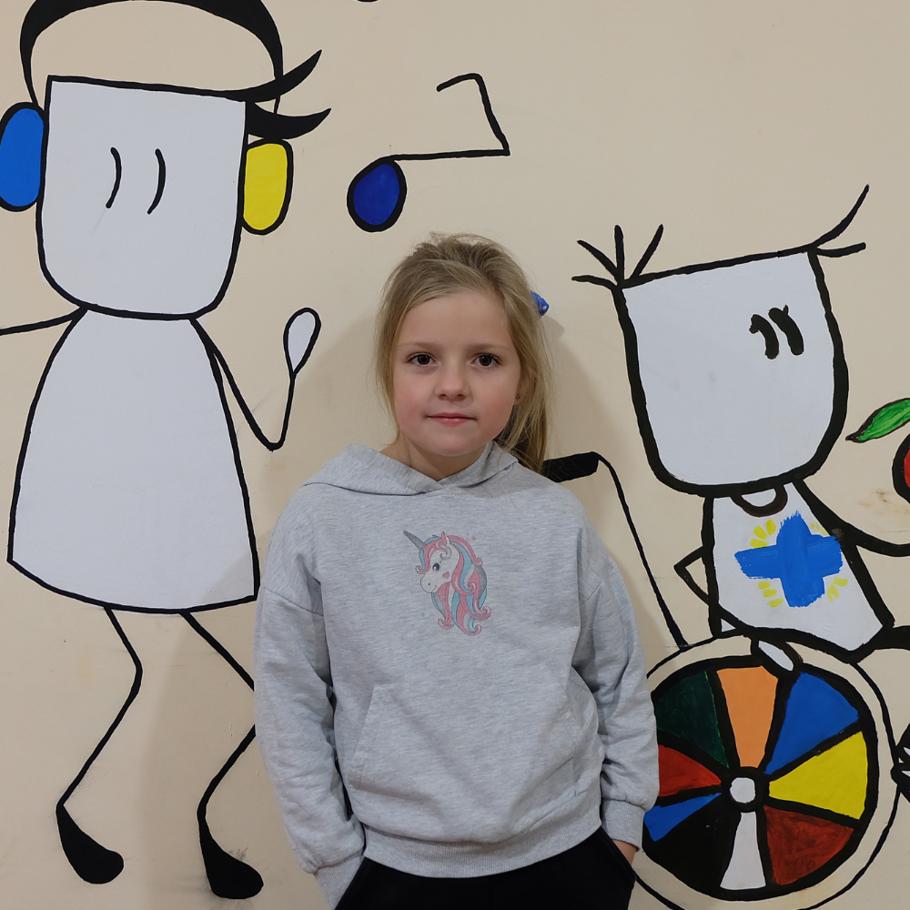 Anna-Maria in einem Child Friendly Space in der Ukraine