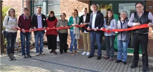 Rotes Band 600 Menschen halten ein rotes Band