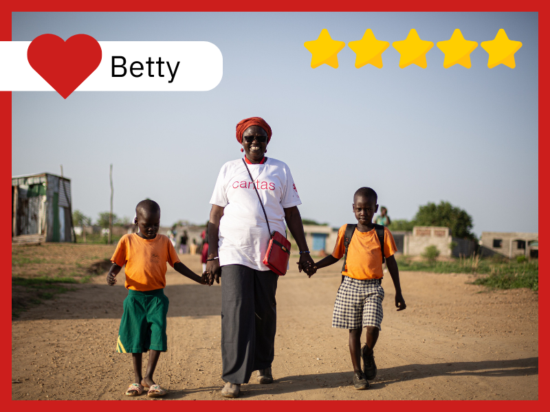 Betty mit zwei Kindern an den Händen
