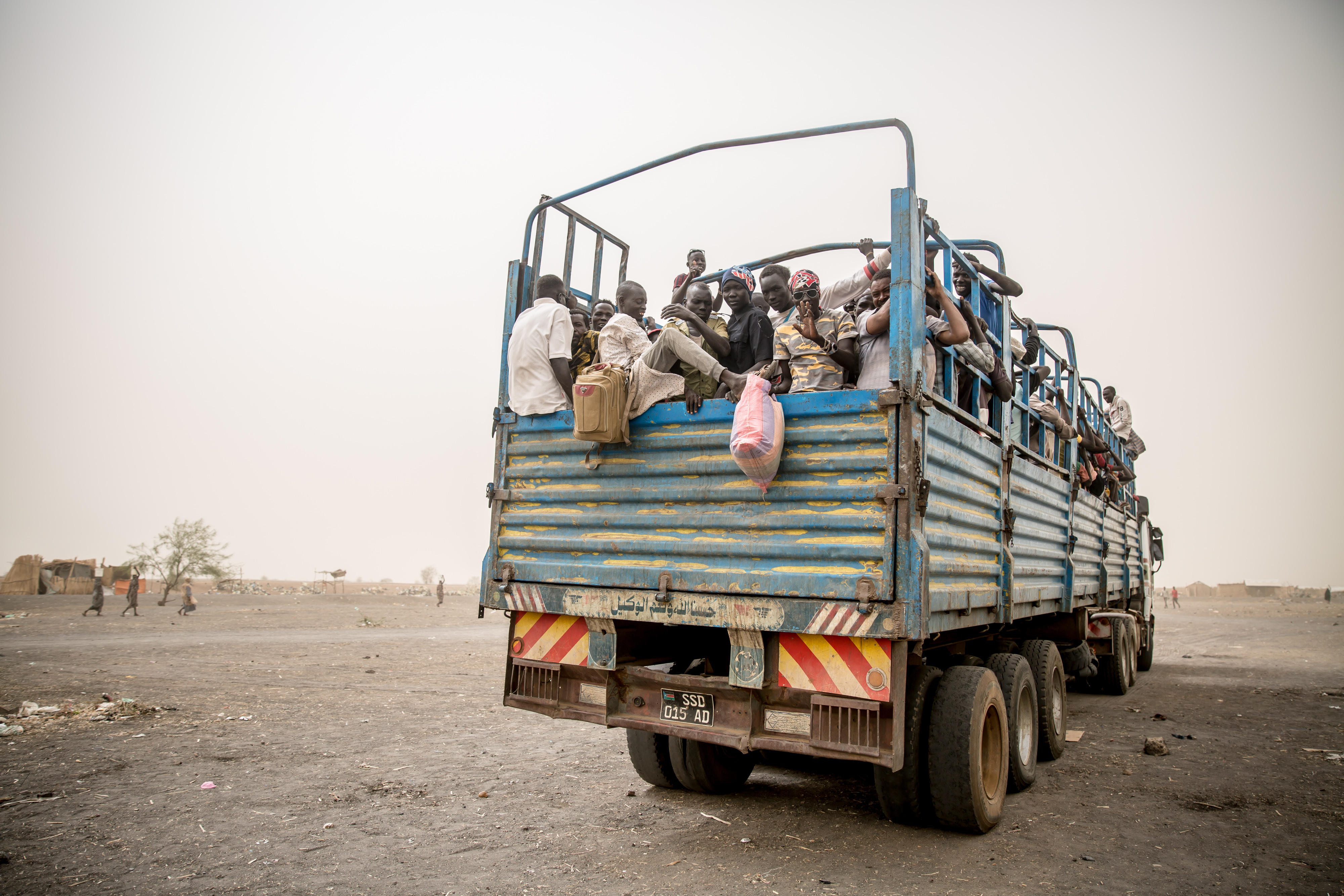 Sudan: Lastwagen voller Menschen