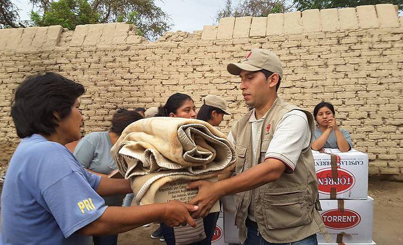 Flut Peru Caritas verteilte Lebensmittel, Hygieneartikel, Trinkwasser, Decken und anderes.