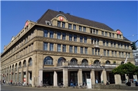 Caritas-Geschäftsstelle Großaufnahme des Hansa-Hauses, Sitz der Geschäftsstelle der Krefelder Caritas. Das Haus ist von schräg links aufgenommen, die Sonne scheint