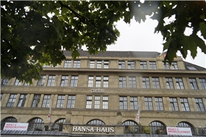 Hansa-Haus mit Banner 'Wählt Menschlichkeit' Hansa-Haus mit Banner 'Wählt Menschlichkeit'