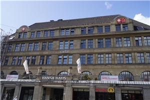 Hansa-Haus mit Bannern im Sonnenschein Hansa-Haus mit Bannern im Sonnenschein