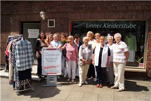 Linner Kleiderstube eine Gruppe von Frauen vor dem Gebäude der Linner Kleiderstube