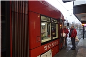 Straßenbahnfahrt zum Jubiläum 1 Kurz vor der Abfahrt mit der Caritas-Straßenbahn: Caritas-Sachbereichsleiterin Eva Renard und Caritasheime-Geschäftsführer Delk Bagusat.