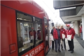 Straßenbahnfahrt zum Jubiläum 2 (v.r.) Vorstand Hans-Georg Liegener, Sachbereichsleiterin Eva Renard, Caritasheime-Geschäftsführer Delk Bagusat, Caritas-Mitarbeiterin Kerstin Werzner
