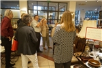 Führung durch Hansa-Haus - fairKauf Herr Liegener zeigt den Besuchern den fairKauf Secondhand-Laden