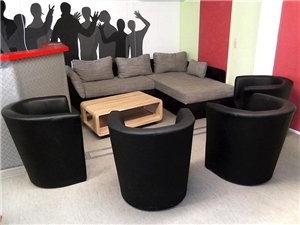 Jugendhaus-Sofaecke Bild zeigt Sofa und Sessel
